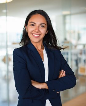 jeune-femme-affaires-gaie-confiante